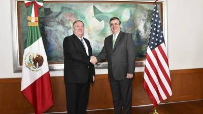 La foto publicada por el Ministerio de Relaciones Exteriores de México muestra al ministro de Relaciones Exteriores de México, Marcelo Ebrard (R), estrechándose la mano del Secretario de Estado de los EE. UU., Mike Pompeo