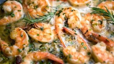 Recuerde no cocinar los camarones por mucho tiempo.