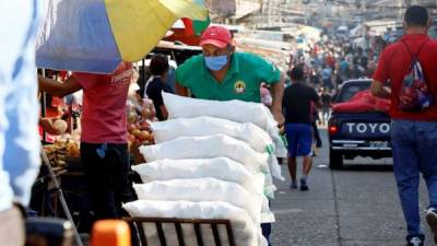 Comerciantes se abastecen este lunes durante la reapertura de los mercados de Tegucigalpa. EFE/Humberto Espinoza