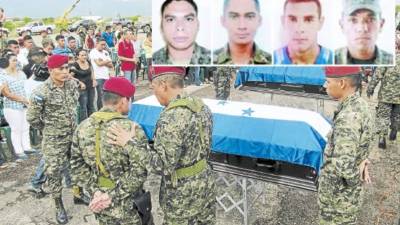 En la pista aérea de Choluteca fueron entregados los cuerpos de los militares a sus familiares.