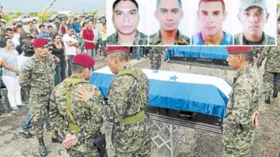 En la pista aérea de Choluteca fueron entregados los cuerpos de los militares a sus familiares.