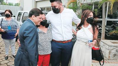 La familia de Kevin Solórzano y sus abogados defensores Jair López y Celeste Cerrato celebran.