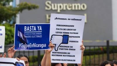 Nicaragüenses frente al Consejo Supremo Electoral. Foto: AFP/Alfredo Zúniga