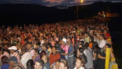 Miles de venezolanos captados el sábado pasado esperando el cruce a Colombia. Foto: AFP/Schneyder Mendoza
