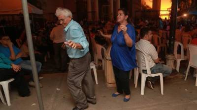 Muchas personas fueron testigo del entusiasmo que ponen Nelly y Amador en cada una de las canciones que bailan.
