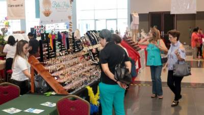 Esfuerzo. Mipymes del Bazar del Sábado exhiben sus productos en Expocentro. Foto: Melvin Cubas