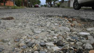 En la gráfica se observa el grado de deterioro que presenta la calle por la falta de mantenimiento. Foto Cristina Santos.