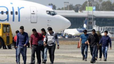 Migrantes guatemaltecos llegan al aeropuerto La Aurora deportados desde EEUU./Foto archivo.