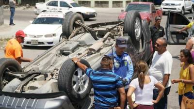 La camioneta se dio vuelta tras impactar con el otro carro en la esquina que forman la 10 calle y la 14 avenida.