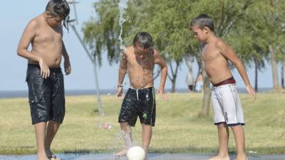 People cool off at the Trocadero Fountains next to the Eiffel Tower in Paris, on July 25, 2019 as a new heatwave hits Europe. - After all-time temperature records were smashed in Belgium, Germany and the Netherlands on July 24, Britain and the French capital Paris could on July 25 to see their highest ever temperatures. (Photo by Dominique FAGET / AFP)