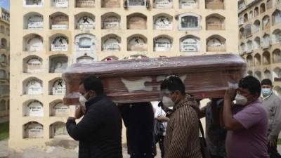 Familiares de una víctima del covid-19 portan un ataúd en el Cementerio General de la ciudad central de Huánuco, 370 kilómetros al noreste de Lima, Perú. Foto: AFP