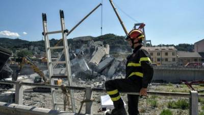 Rescatistas continúan sus labores en el lugar del accidente derrumbe del puente en Génova.