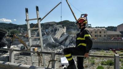 Rescatistas continúan sus labores en el lugar del accidente derrumbe del puente en Génova.