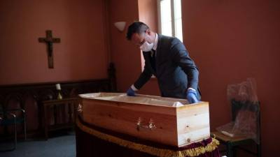 Francia, el tercer país más afectado de Europa en número de decesos por la COVID-19 detrás de Italia y España, entró este martes en su cuarta semana de confinamiento de su población.