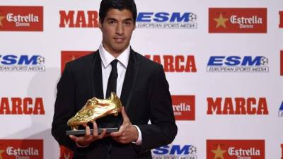 El delantero uruguayo Luis Suárez recibió la Bota de Oro como goleador de la temporada 2013-14.