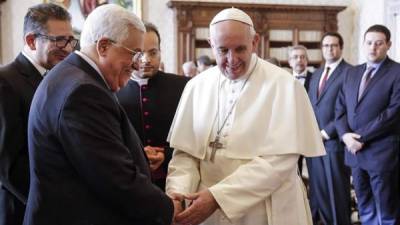 El Papa Francisco estrecha la mano con el presidente palestino, Mahmud Abbas (Abu Mazen) durante una audiencia privada en el Vaticano hoy. EFE
