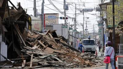 Un hombre camina por una calle destrozada por el terremoto en Mashiki, Japón. EFE