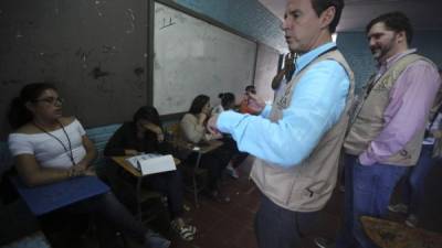 TG7014 - TEGUCIGALPA (HONDURAS) 26/11/17.- El Jefe de la Misión de Observación Electoral (MOE/OEA), Jorge Quiroga, visita un centro de votación en el instituto Milla Selva de Tegucigalpa hoy, domingo 26 de noviembre de 2017. El jefe de la misión de observadores de la Organización de Estados Americanos (OEA) en las elecciones hondureñas, Jorge Quiroga, llamó hoy a la ciudadanía a participar en los comicios para 'fortalecer' la democracia del país, y pidió garantizar el derecho al secreto del voto. EFE/Gustavo Amador