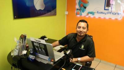 El hondureño Rudy Sorto creó en Puerto Rico 'Easy Phone' un negocio de reparación y venta de teléfonos móviles.