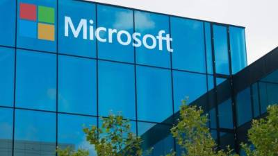El compromiso de Microsoft incluye además programas en asociación con organizaciones sin fines de lucro para la juventud.