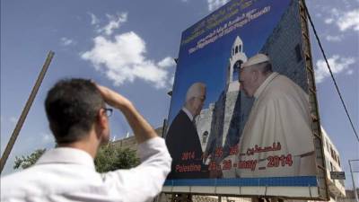 Un hombre contempla una gran pancarta que da la bienvenida al papa Francisco al 'Estado de Palestina' en la ciudad cisjordana de Belén hoy, miércoles 21 de mayo del 2014. El papa Francisco visitará Belén el próximo 25 de mayo. EFE