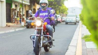 Servicio. Uno de los motociclistas, popularmente llamados como “hugos”, mientras deja un pedido.