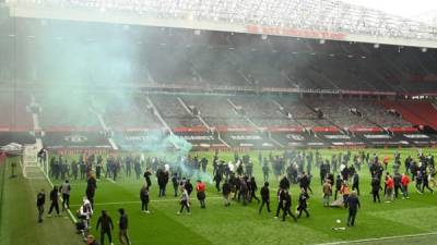 Unos 200 aficionados del United invadieron Old Trafford como forma de protesta por la gestión de los Glazer, los dueños del United. Foto AFP.