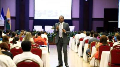 El panameño Juan Carlos Córdoba durante su conferencia sobre el voluntariado. Foto: Franklyn Muñoz