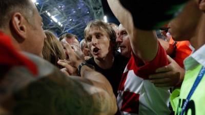 El volante Luka Modric festejó este sábado con varios aficionados el pase de Croacia a semifinales.