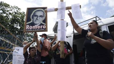 Familiares de personas detenidas durante el régimen de excepción implementado en El Salvador se manifiestan hoy frente a la Asamblea Legislativa.