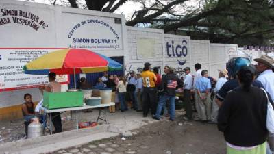 Se pregunta por quién votó al salir del centro.