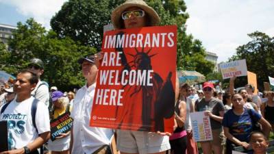 Legisladores del estado de Florida aprobaron este jueves una ley que prohíbe las llamadas 'ciudades santuario' que no cooperan con la oficina de migración y pide a la policía que colabore con los agentes migratorios en la detención de personas indocumentadas.