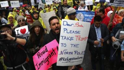 Cientos de personas se manifestaron ayer frente a la Torre Trump para defender los derechos de los inmigrantes en la ciudad de Nueva York. afp