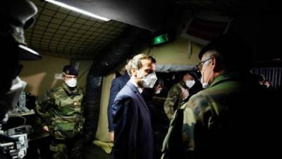 El presidente francés Emmanuel Macron lleva mascarilla durante la visita del hospital militar de campaña frente al Hospital Emile Muller en Mulhouse, Francia oriental, en el décimo día de un estricto encierro en Francia para detener la propagación de COVID-19. EFE
