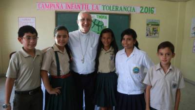 Monseñor Ángel Garachana con alumnos de varios institutos. Foto: Amílcar Izaguirre