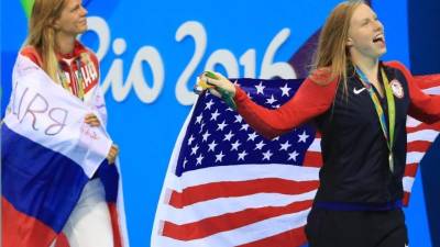 La tensión política entre Rusia y Estados Unidos estuvo presente en los Olímpicos de Río de Janeiro, donde la nadadora rusa Yulia Efímova, fue criticada por sus rivales estadounidenses y abucheada por el público por las acusaciones de dopaje de Estado contra su país, tras colgarse la medalla de plata en la final de los 100 metros braza.