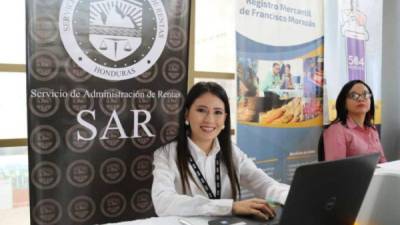 Personal del SAR espera para atender a obligados tributarios en las mesas de ayuda organizadas en febrero pasado.