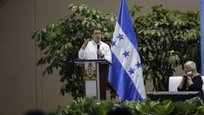 El presidente Juan Orlando Hernández este jueves durante su comparecencia en el congreso de cruceros en San Pedro Sula.
