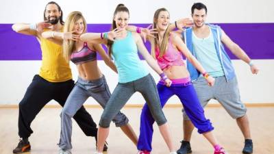 Puede reunirse en casa con familiares o amigos y animarse a bailar durante una hora, en especial los ritmos caribeños, esto lo puede hacer todos los días para mejorar su estado de ánimo.