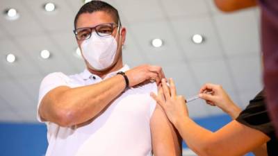 El ministro Daniel Salas fue el primer vacunado con AstraZeneca en Costa Rica, que este lunes inició la inmunización con el controversial suero./AFP.