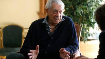 El escritor Mario Vargas Llosa, durante una entrevista con Efe en su residencia actual, en la que ha hablado sobre su último libro, 'Cinco esquinas' (Alfaguara), que estará en las librerías el 3 de marzo. EFE