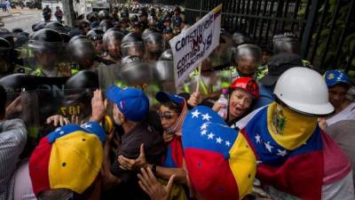 CAR17. CARACAS (VENEZUELA), 1/05/2017 - Manifestantes marchan hoy, viernes 12 de mayo de 2017, en Caracas (Venezuela). Decenas de opositores venezolanos de la tercera edad marchan hoy hacia la Defensoría del Pueblo en Caracas, en una movilización denominada la 'marcha de los abuelos', con la que los ancianos exigen reivindicaciones económicas y muestran su apoyo a las protestas antigubernamentales iniciadas desde hace 42 días. EFE/Miguel Gutiérrez