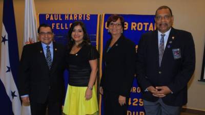 Noé y Ana María Oliva con los visitantes Susan y René Villanueva