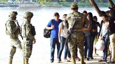 Operativos. Soldados les cierran el paso a los migrantes a lo largo de toda la ruta migratoria en México .