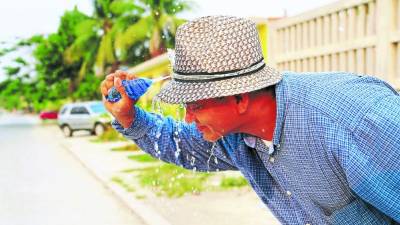 Recomiendan a la población mantenerse bien hidratada.