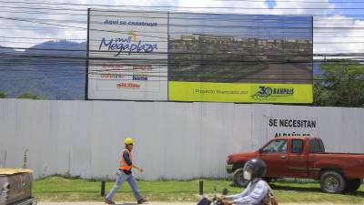 Dos nuevas plazas comerciales se construyen en el bulevar del norte, además de un condominio en la residencial Las Mercedes. Fotos: Moisés Valenzuela.