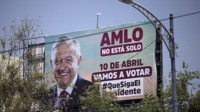 Un anuncio espectacular en apoyo a la consulta de revocación del presidente mexicano, Andrés Manuel López Obrador.