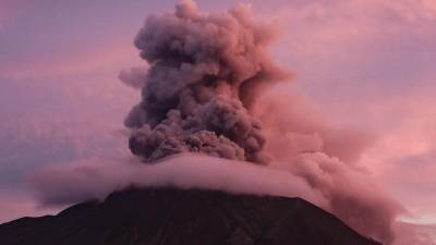 El volcán Ruang, ubicado en una zona remota del norte de Indonesia, volvió a entrar en erupción este viernes.