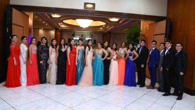 Los 19 bachilleres bilingües celebraron a lo grande su noche de graduación en la que le dijeron adiós a la secundaria de la Ovidio Decroly.