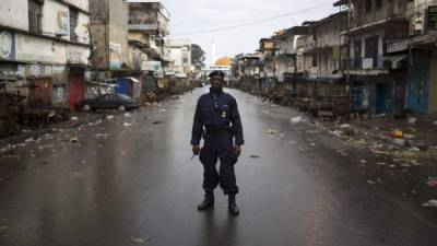 Un policía patrulla una calle vacía en la capital durante el toque de queda.